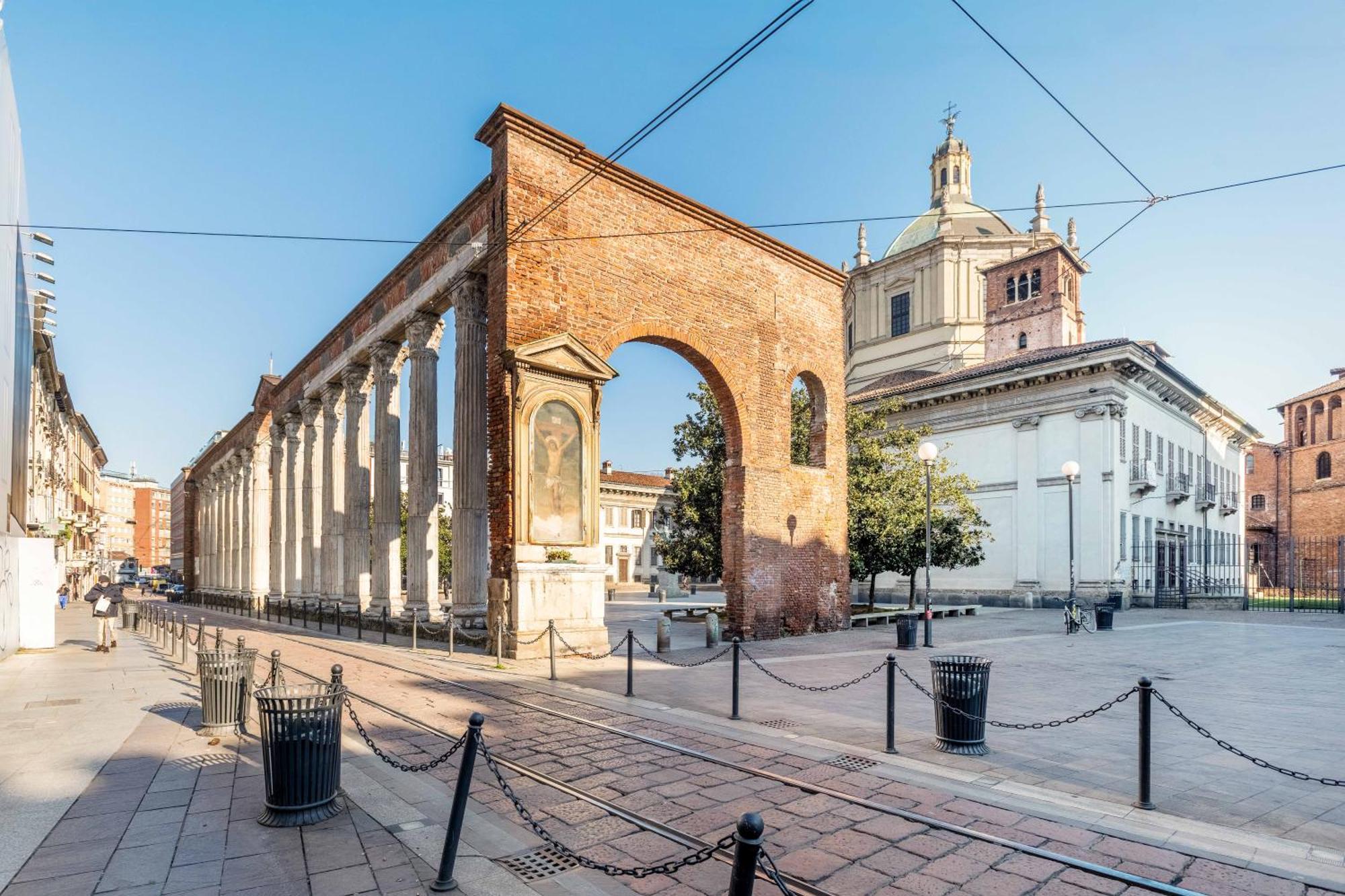 One Bedroom Apartment With Terrace Near Duomo ミラノ エクステリア 写真