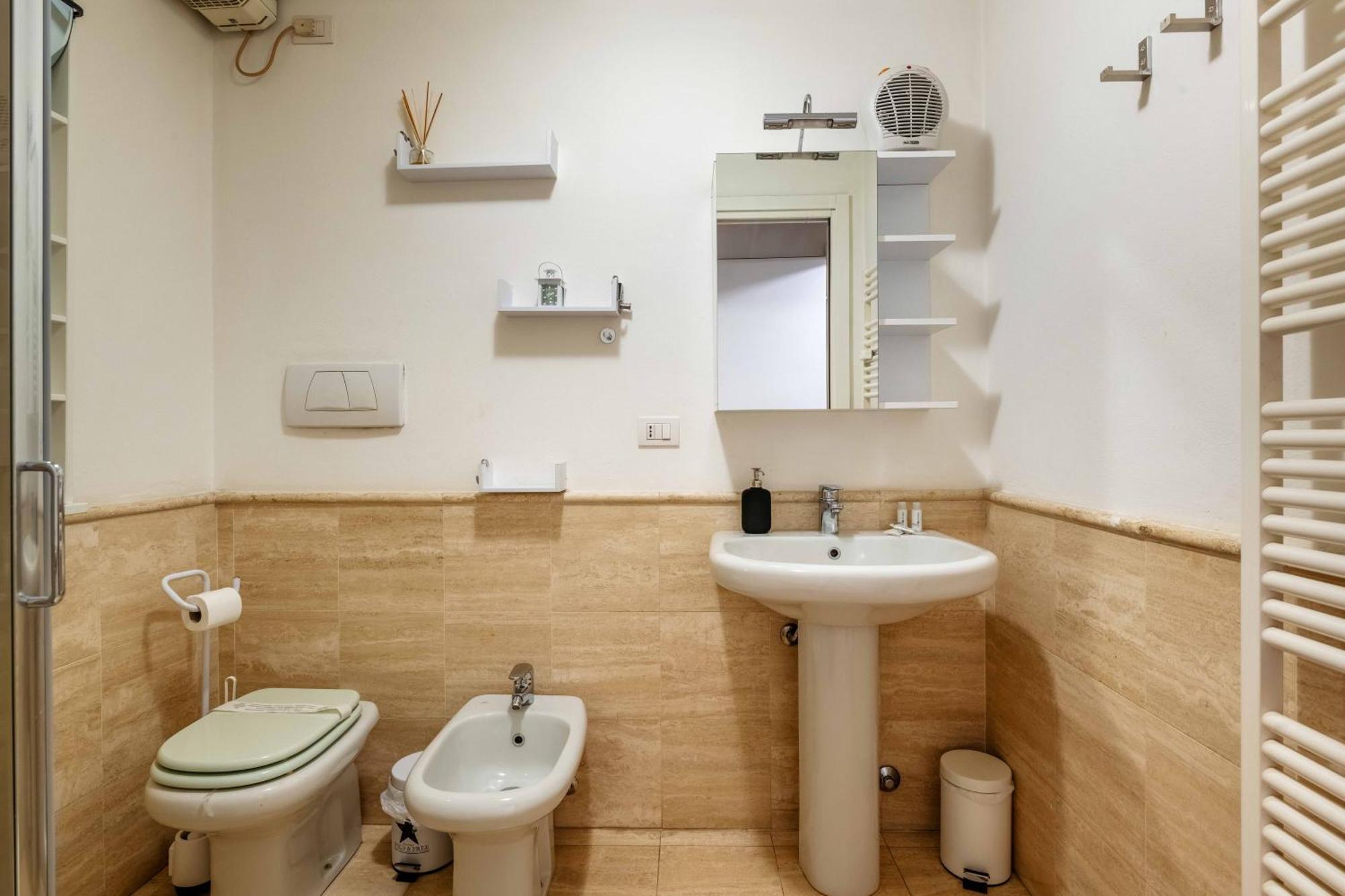One Bedroom Apartment With Terrace Near Duomo ミラノ エクステリア 写真